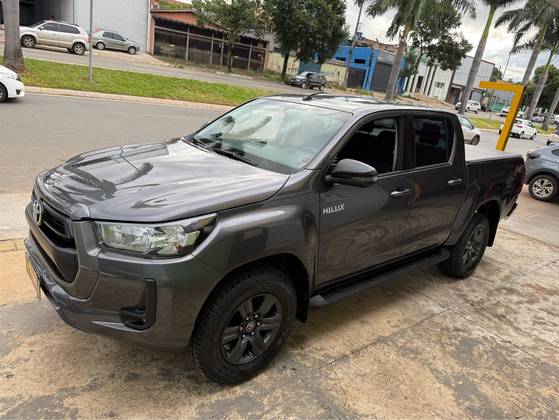 TOYOTA HILUX 2.8 D-4D TURBO DIESEL CD SR 4X4 AUTOMÁTICO